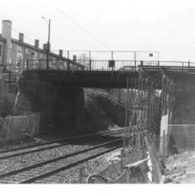 Solb 1980 41 12 - Järnvägsviadukten vid Huvudsta skola, 1980