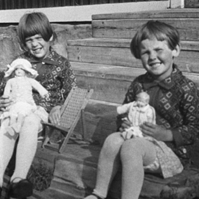 Solb 1999 2 6 - Barn från statarlängan på Överjärva gård