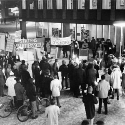 Solb 2011 17 04 - Demonstration utanför biblioteket, 1970