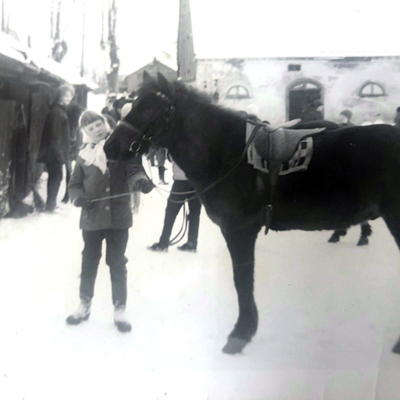 Solb 2023 27 06 - Hästen Laban med flicka från Huvudsta ridskola, 1962