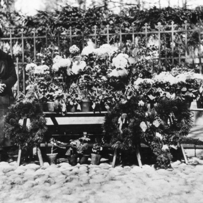 Solb 1980 8 11 - Blomsterförsäljning vid Haga södra grindar, omkring 1930