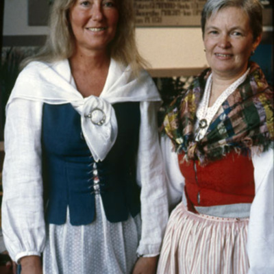 Solb 2014 03 49 - Marianne Nordlöf och Lena Dryselius på biblioteket, 1987