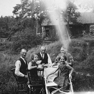 Solb 1999 2 2 - Familjen Lindvall utanför bostaden, statarlängan Överjärva gård