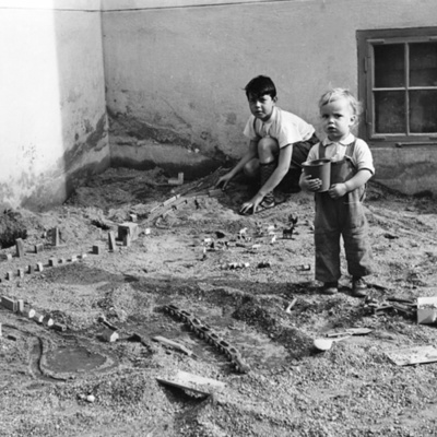 Solb 1983 23 1 - Barn vid Albydalsgatan 4, 1945