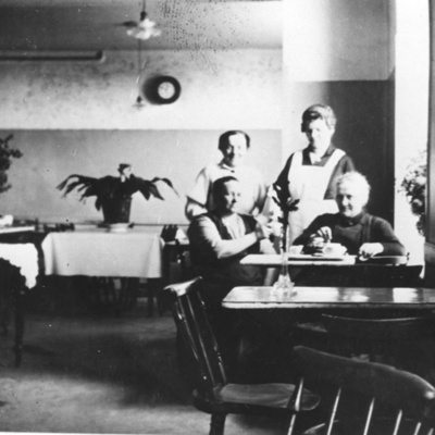 Solb 1981 10 5 - Café på Centralgatan-Solgatan