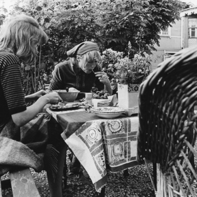 Solb 1978 51 158 - Textilkonstnärinnor i Olle Olssons trädgård, 1968