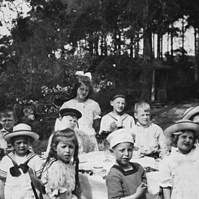 Solb 2001 12 52 - Barn vid krocketplan på Fjällnäs, 1917