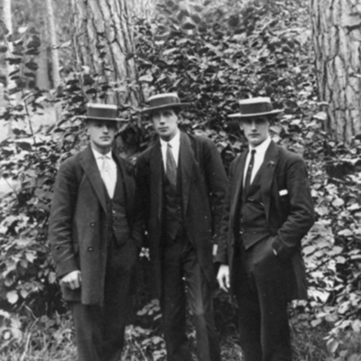 Solb 1988 64 8 - Uppklädda herrar i Haga, 1915