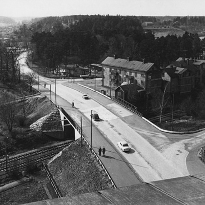 Solb 1988 21 52 - Vy över Enköpingsvägen, t.h. Karlsro, ca 1958