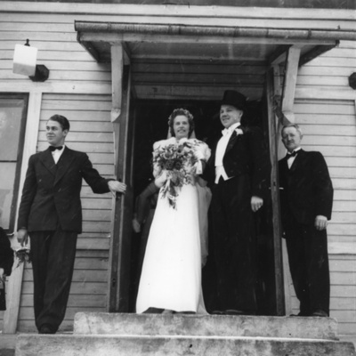 Solb 1978 86 27 - Bröllop i Hagalunds baptistkyrka, 1943