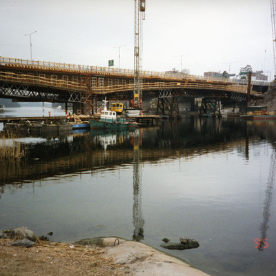 Solb 2013 04 21 - Bron över Stocksundet byggs, 1995