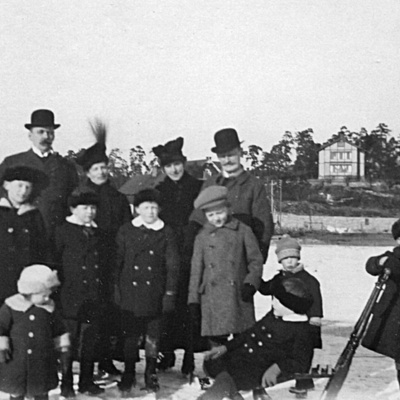 Solb 2001 12 55 - Familjeporträtt vid Ulvsundasjön, 1918
