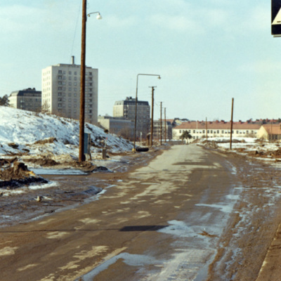 Solb 1995 7 18 - Hagavägen mot Hagalunds skola, omkring 1970