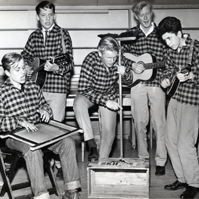 Solb 2020 03 03 - Peters skifflegroup spelar i sporthallen, 1958