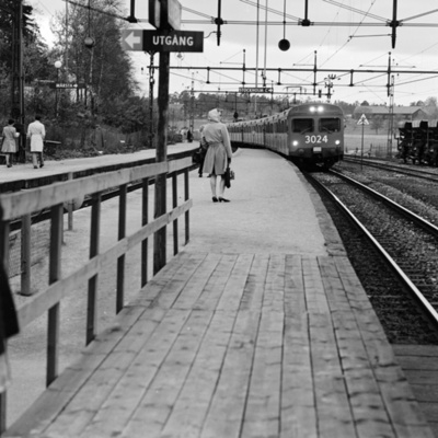 Solb 2012 17 33 - Järnvägsperrongen i Ulriksdal