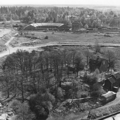 Solb 1978 97 211 - Hagby gård och i bakgrunden lokstallet