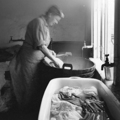 Solb HD 974 - I tvättstugan på Fyrgränd, 1963