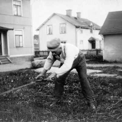 Solb 2013 02 11 - Reinhold Borg sätter potatis vid Almnäs