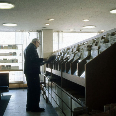 Solb 2022 07 34 - Solna stadsbiblioteks tidningsavdelning, 1972
