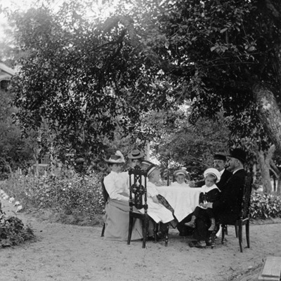 Solb 2019 04 49 - I trädgården 1899, Bergshamra gård