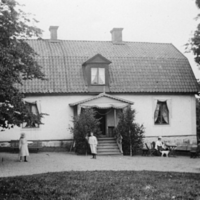 Solb 1999 9 1 - Vita villan på Överjärva gård