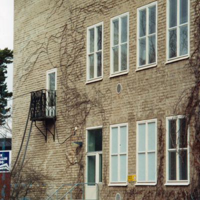 Solb 2002 4 197 - Läroverkets fasad