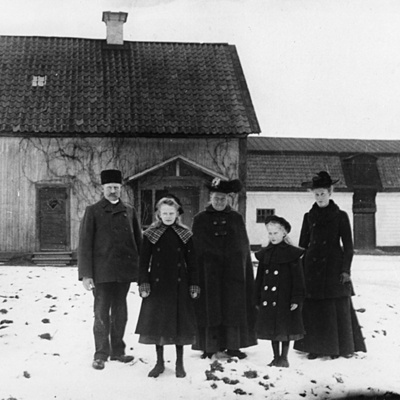Solb U 1988 6 12 - Familj utanför kuskbostaden, Ulriksdals slott, 1909-1910