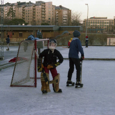 Solb 2012 21 30 - Barn vid isbanan på Huvudstafältet, 1980