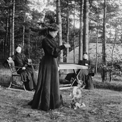 Solb 2001 12 28 - Ingrid Sjögren med hund från Fjällnäs, 1904