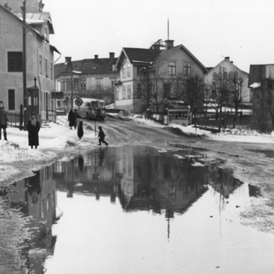 Solb HD 1388 - Snösmältning på Hagalunds torg, 1964