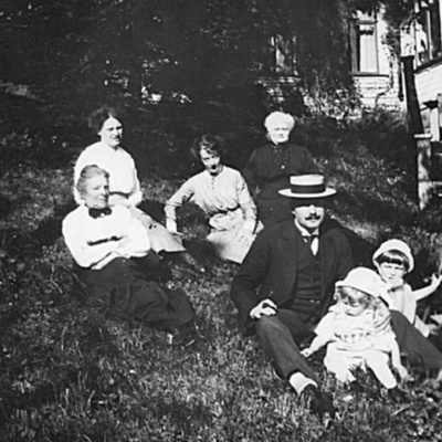 Solb 2001 12 65 - Familj från Villa Fjällnäs, 1910-tal