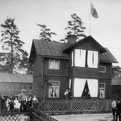 Solb 2011 01 89 - Södra Långgatan 4 med repslagarbanan i bakgrunden, ca 1905