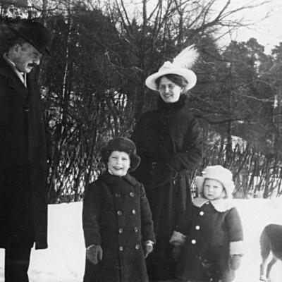 Solb 2001 12 45 - Familjen Sjögren från Fjällnäs, 1913
