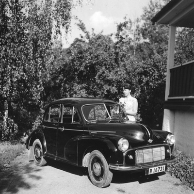 Solb 1988 37 13 - Fru Bergling med bil vid Ektorp, 1951