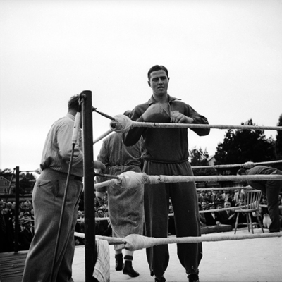 Solb 2015 10 84 - Olle Tandberg i boxningsringen på Hagalunds IP, 1938
