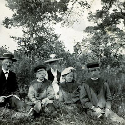Solb 2021 12 65 - Familjen Lundqvist-Ekestubbe i trädgårdsbacken vid Centralskolan, 1904