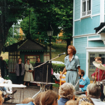 Solb 1994 16 66 - Allsång med Runo Ahlqvist och Gunwor Bergkvist