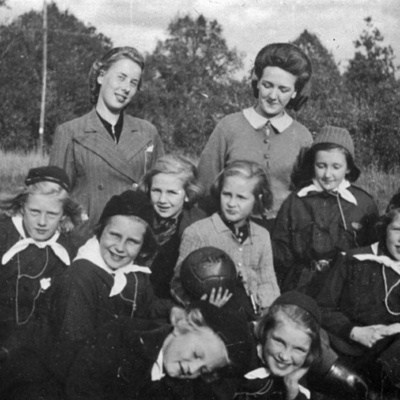 Solb 2000 7 84 - Solna flickscouter vid Råsta gård, 1941