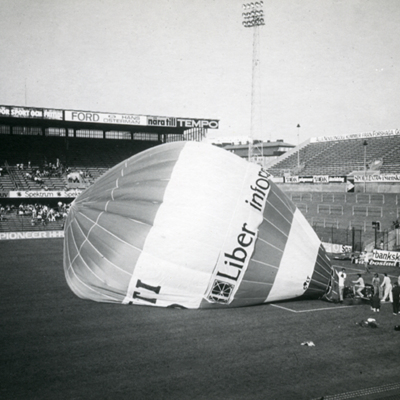 Solb 2014 11 01 - Luftballong på Råsunda fotbollsstadion