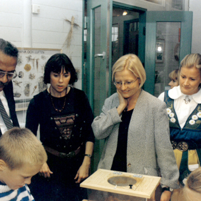 Solb 2022 06 01 - Anna Lindh, miljöminister, och FN:s vice generalsekreterare, Nitin Desai, besöker Överjärva gård, 1997