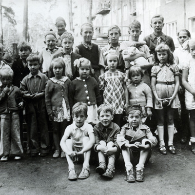 Solb 2018 03 08 - Barn i lekparken vid Råsundavägen, 1940-tal