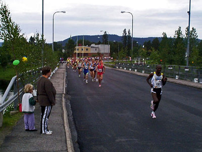 Löpare passerar över Lillåbron i Sorsele strax ...