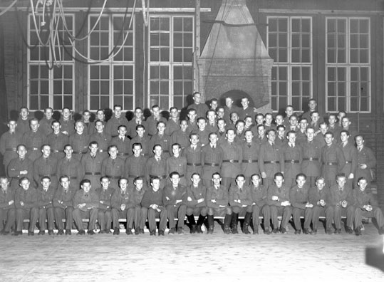 Gruppfoto på ett 80-tal militärer på regementet...