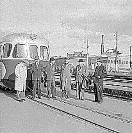 Bilden visar 6 män på perrongen till Eksjö stat...