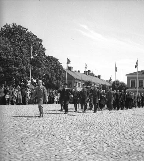 Parad över Stora Torget, Eksjö med fyra uniform...