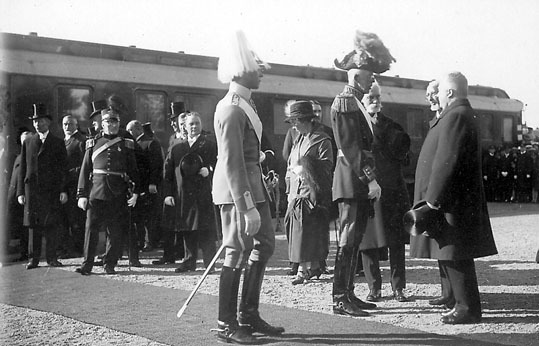 Konung Gustav V vid besök i Eksjö 1925 i samtal...