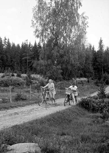 Vid gården Klinten vid Försjön, Hult, 1947.