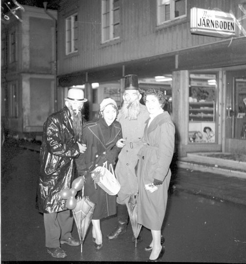 Fyra maskeradklädda personer på Norra Storgatan...