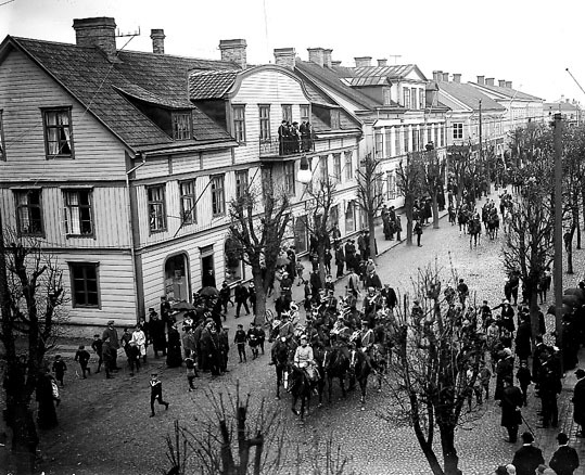 Husarer paraderar på Södra Storgatan.