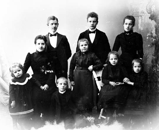 Josef Bildsten och hans syskon 1900?